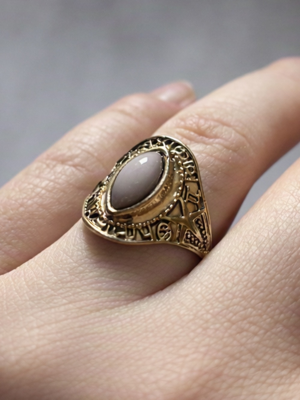 5/$25 Gold-Tone Vintage Style Ring with Taupe Stone Size 10